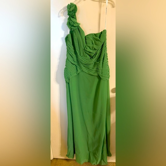 Elegant Green Midi Dress - Picture 1 of 3